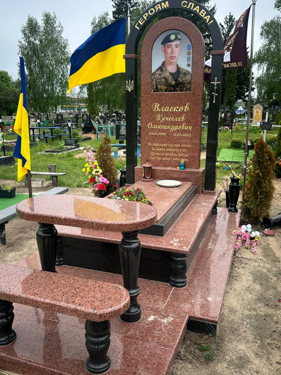 Пам’ятник із червоного граніту