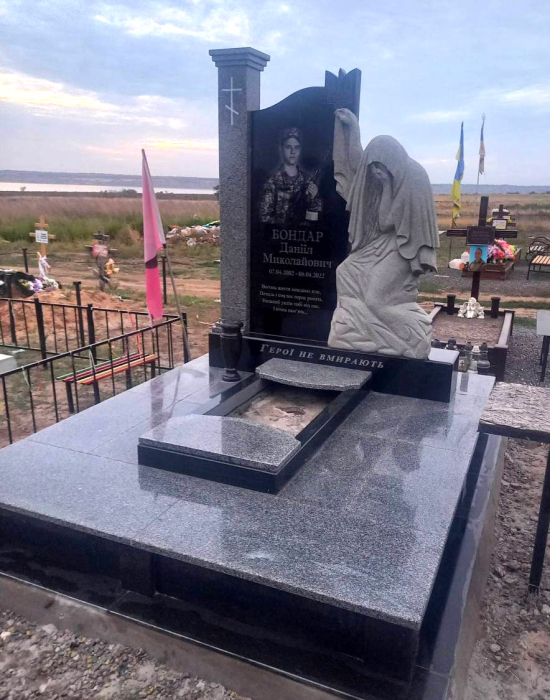 Пам’ятник із скульптурою