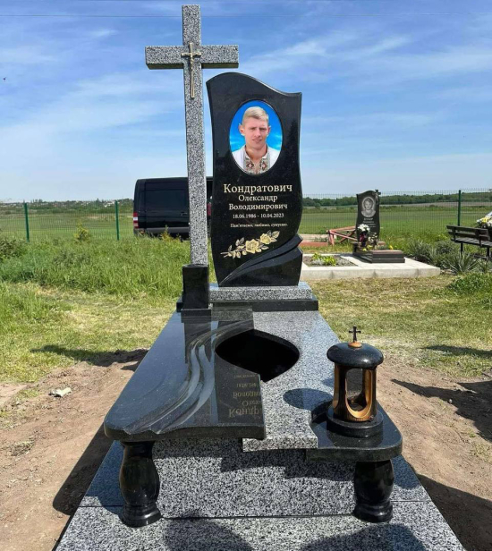 Пам’ятник із двох гранітів