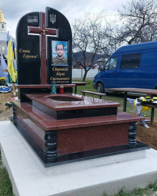 Пам’ятник з хрестом