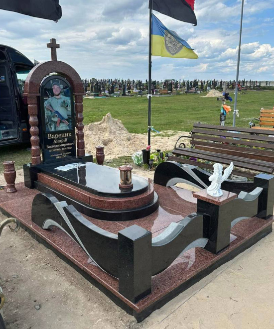 Пам'ятник з ангелом