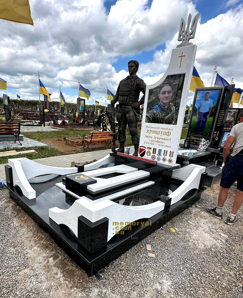 Пам'ятник воїну зі скульптурою
